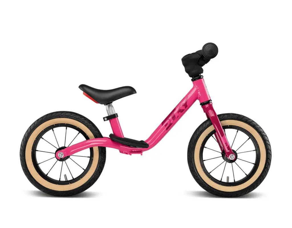 La draisienne Puky LR Light rose, vue de profil, avec ses pneus gonflables à flancs beiges
