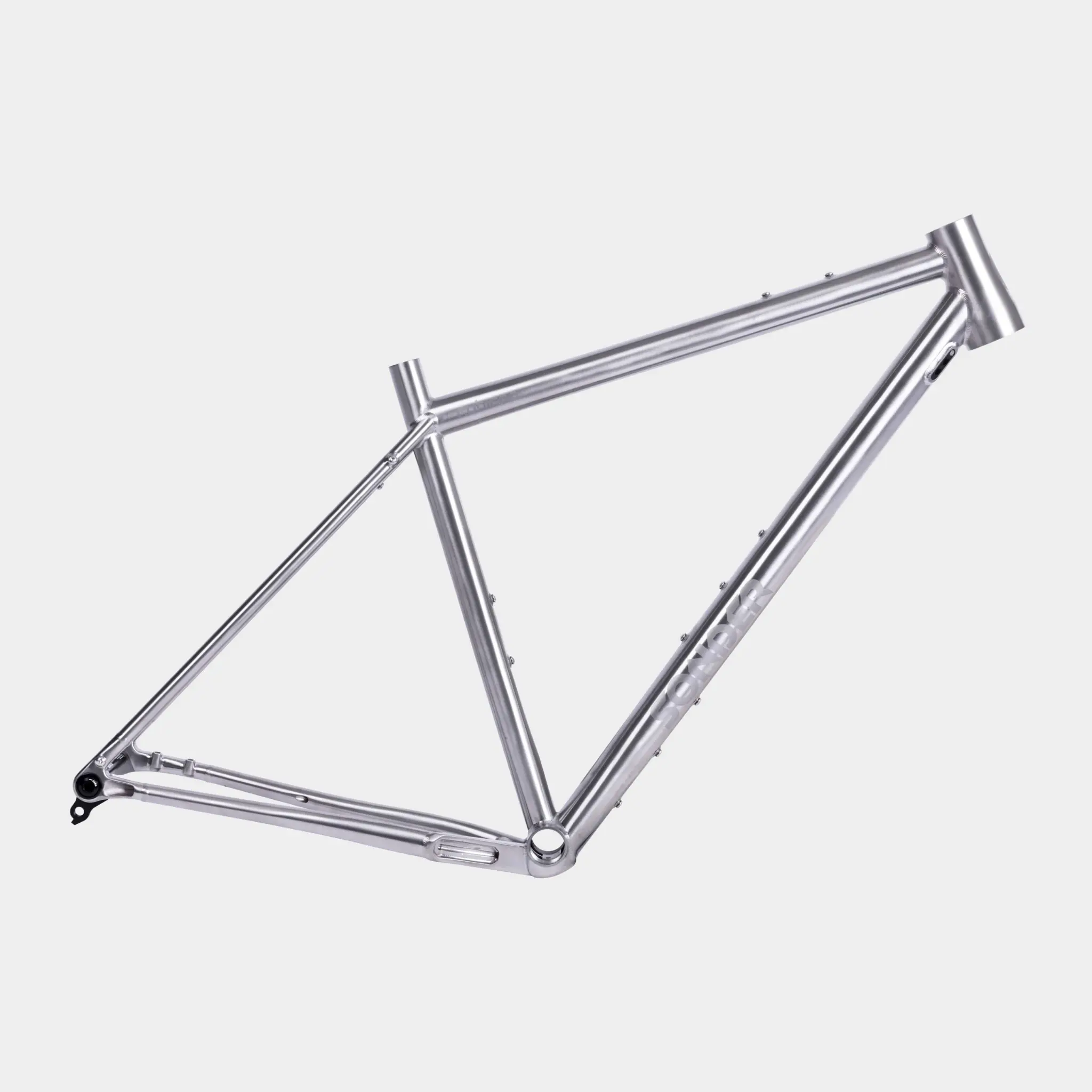 Cadre seul du Sonder Rubicon en titane brossé sur fond gris clair, patte de dérailleur UDH visible