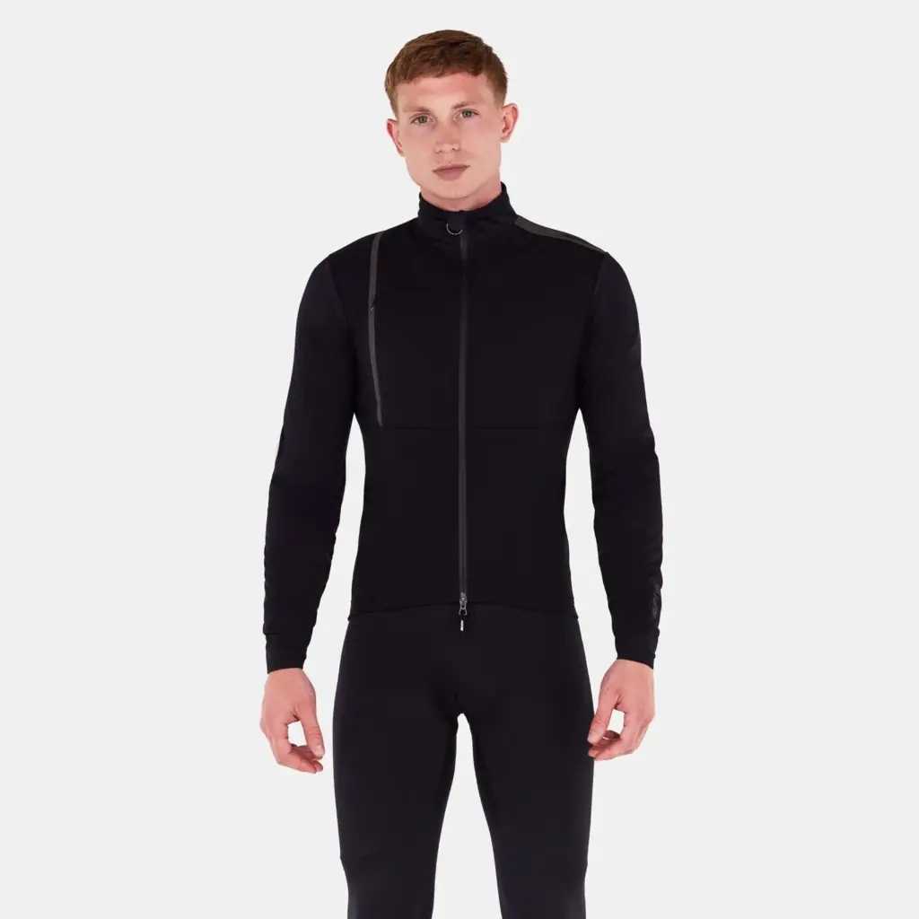 Un cycliste porte la veste vélo d'hiver noire Santini Vega+