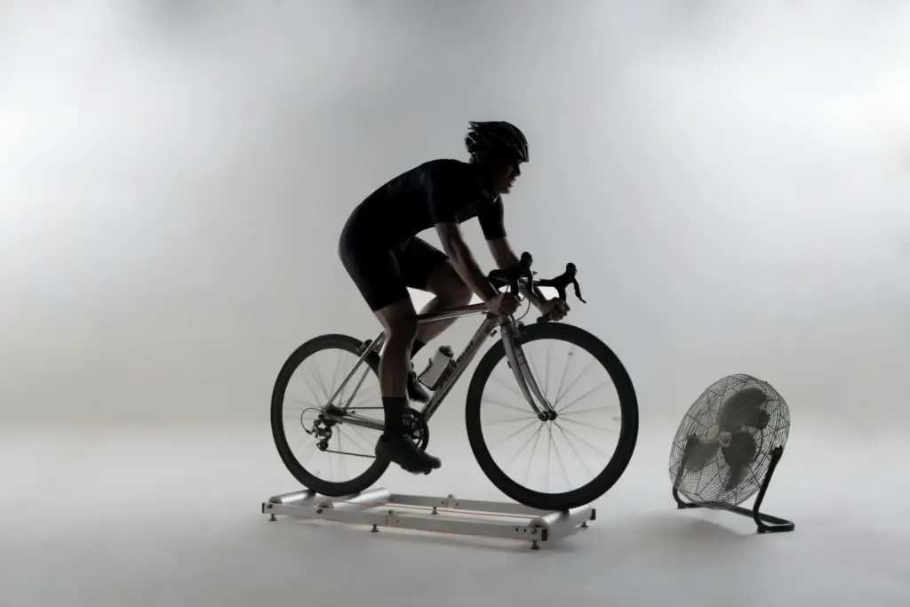 Home trainer : neuf modèles comparés pour rouler au chaud en 2027