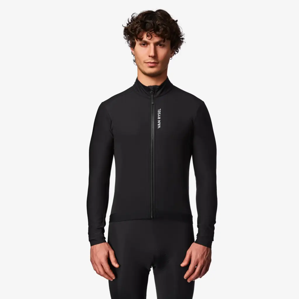 Un cycliste porte la veste vélo d'hiver noire Van Rysel RCR 2 de Decathlon