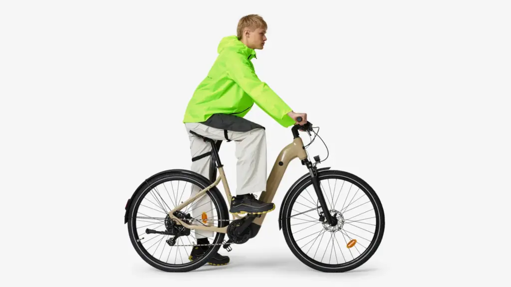 Decathlon : une veste de pluie vélo à 29,99 € certifiée pour être vue de jour