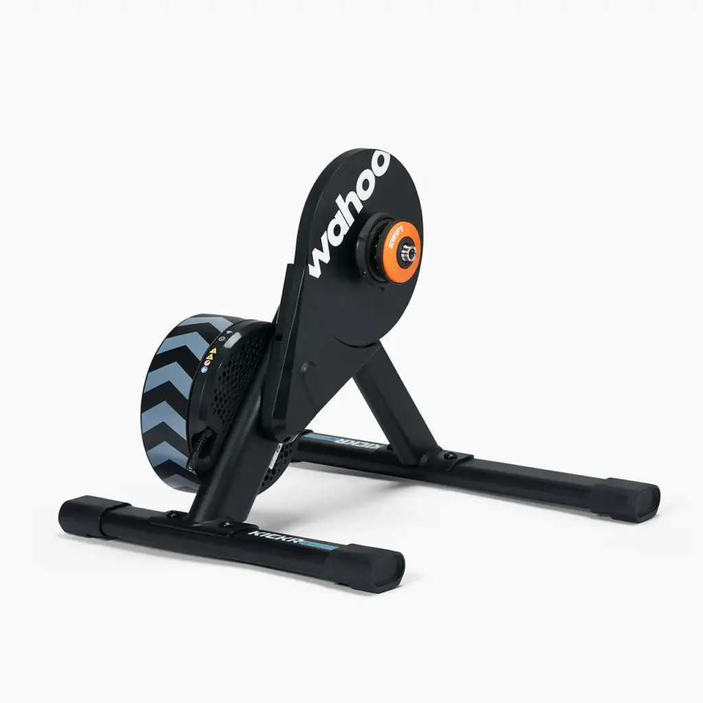 Le home trainer Wahoo KICKR CORE 2 avec son Zwift Cog orange