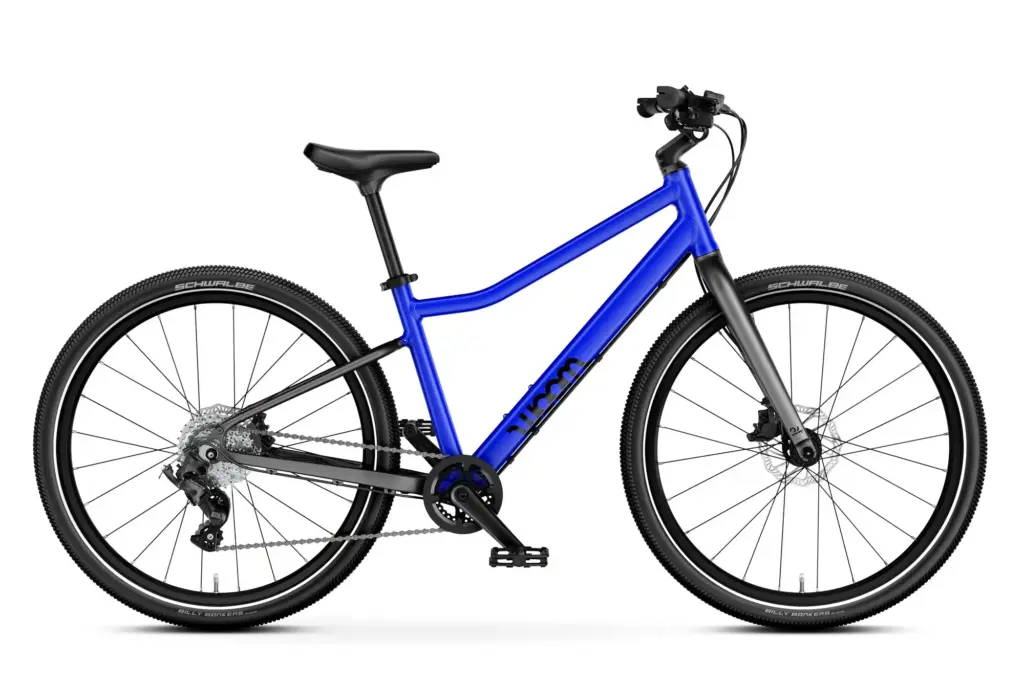 The blue woom EXPLORE 5 kids' bike, side view, with its disc brakes